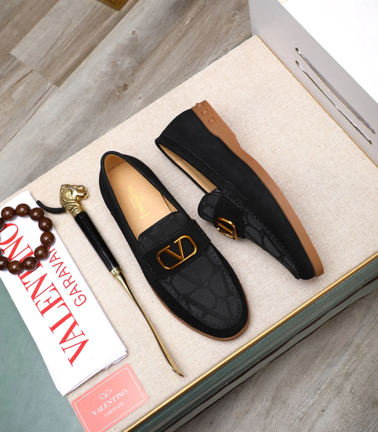Men's shoes 💰520 [Valentino-Valentino] High-quality boutique men's shoes. The same style as the celebrities, original and authentic.✅ Made of imported cowhide + original apricot cowhide lining. The French luxury model is priced at 14,080 Swiss francs. It is also a Paris Fashion Week catwalk model. A brand can be deeply rooted in your heart, and a pair of shoes can make you linger. What you wear is not only noble, but also an aura. 👻Standard 38-45